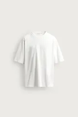 Camiseta boxy fit blanca confeccionada en tejido compacto de algodón, de cuello redondo y manga corta con detalle de pinza.