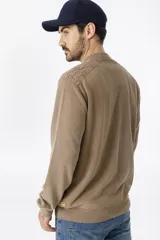 Sweater marrón con cuello mao abotonado y detalle de tejido en los hombros.