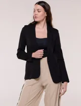 Blazer de silueta semientallada color negro, confeccionado en sastrería liviana con solapa muesca clásica, cierre frontal de un solo botón y bolsillos frontales.
