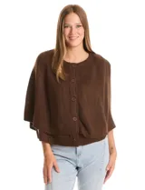 Capa de punto color bordó con diseño envolvente de doble capa superpuesta. Presenta cuello a la base, cierre frontal con botones y mangas estilo japonés con terminaciones acanaladas.