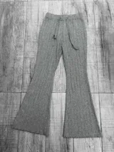 Pantalón gris acanalado de corte acampanado con cintura elastizada y cordón ajustable.