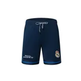 Short de fútbol azul marino con cintura elástica y cordón ajustable. Logo del Real Madrid bordado en la pierna derecha y tres tiras horizontales en el ruedo.