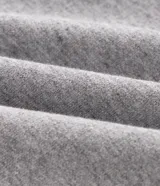 Pantalón de algodón color gris jaspeado, de corte wide leg amplio y recto, con cintura elástica y cordón de ajuste. Cuenta con bolsillos funcionales y detalle de filete lateral en color negro.