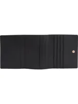 Billetera mediana Tommy Hilfiger plegable de color negro con acabado granulado. Tiene cierre de botón a presión, múltiples ranuras interiores para tarjetas e insignia del monograma TH en la parte delantera.