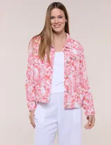 Camperita de lino liviana, marca Dash, con estampado botánico de hojas en tonos azules, verdes y tostados sobre base blanca. Presenta cierre frontal con botones, cuello clásico y bolsillos aplicados en el pecho.