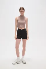 Short de poliamida negro, ajustado al cuerpo, de tiro medio con diseño cruzado en la cintura.