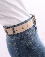 Cinturón de cuero color beige con hebilla ovalada y apliques metálicos decorativos en tono oro viejo.