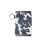 Billetera elastizada con estampado de manchas grises y blancas, con llavero metálico.