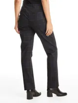 Pantalón sastrero de tiro alto y pierna recta, confeccionado en tejido con estampado cuadrille en tonos oscuros. Presenta pretina con botones decorativos y bolsillos laterales inclinados.
