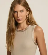 Top sin mangas color rosa claro, de corte ajustado, con cuello redondo y ribete de satén en el cuello y las sisas.