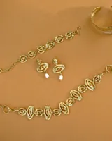 Pulsera de diseño artesanal elaborada eslabón por eslabón a mano, con eslabones circulares texturados de metal dorado y cadena regulable.