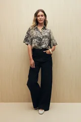 Jean ancho de tiro alto, color negro, con pierna amplia.