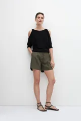 Short verde oliva de lino con pinzas delanteras.