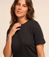 Remera verde esmeralda de algodón, con cuello redondo y mangas cortas.