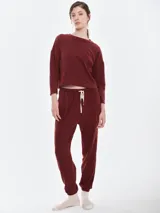 Pantalón de dormir de micro polar con tacto suave, diseño holgado, cintura elastizada con cordón ajustable, bolsillos laterales y puños elastizados en los tobillos.