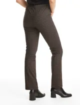 Pantalón de tiro alto con estampado cuadrillé en tonos marrones y negros. Presenta pretina elastizada, corte ajustado y costura vertical decorativa en el frente de cada pierna.