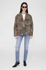Chaqueta de algodón con estampado animal print de leopardo, cuello camisero, cierre frontal de botones y bolsillos de parche en el pecho.