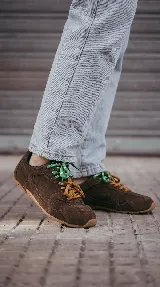 Zapatillas urbanas de cuero celeste y mesh gris, con suela de goma y doble juego de cordones intercambiables en color verde y blanco.