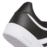 Championes Adidas Hoops 4.0 de caña baja, color negro con las tres tiras blancas y suela blanca.