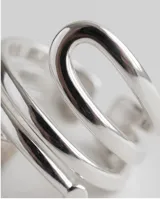 Anillo de acero plateado con diseño abierto en forma de espiral o bucles entrelazados.