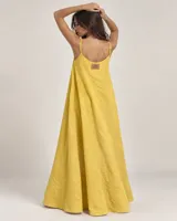 Vestido largo azul de corte amplio y fluido, con tirantes finos y escote en V. Cuenta con un pequeño bordado en el pecho.