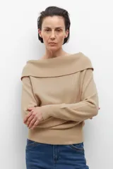 Sweater beige de tejido de punto, con escote bardot y mangas largas.