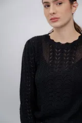 Sweater azul marino de punto calado, confeccionado en 100% baby alpaca, de manga larga y cuello redondo.