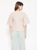 Sweater negro de tejido de punto acanalado, con mangas 3/4 amplias y corte holgado.