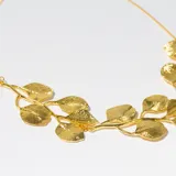 Collar dorado con cadena fina y dije de hojas.