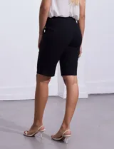 Bermuda de gabardina elastizada color negro, marca Zac & Rachel.