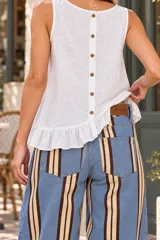 Musculosa blanca de lino con escote redondo, corte holgado y detalle de volado en el ruedo.