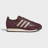 Championes Adidas modelo SL 72 RS, de diseño retro en color bordó con detalles en beige. Confeccionados con base de cuero y superposiciones de gamuza, presentan las icónicas tres rayas laterales, mediasuela de EVA y suela de caucho.