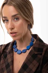 Collar corto de cuentas de piedra irregulares en color azul intenso, con cierre de cadena de acero quirúrgico ajustable.