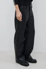 Pantalon de cuero sintetico con corte recto y tiro medio, con costuras verticales decorativas en el frente y bolsillos laterales.