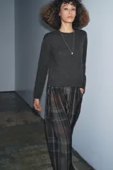 Jersey de cuello redondo y manga larga, confeccionado en hilatura de cashmere 100% con acabados en rib.