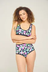 Bombacha de lycra estampada con tiro alto y cavado intermedio, forrada en delantero y trasero.