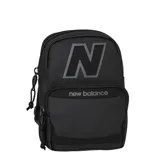 Bandolera pequeña New Balance color negro, con diseño compacto y deportivo. Cuenta con dos compartimentos principales con cierre, logo 'N' grande en la parte superior y nombre de la marca en el bolsillo frontal. Incluye correa ajustable para llevar al hombro o cruzada.