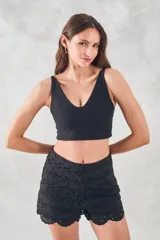 Top negro de viscosa con escote en V y breteles anchos.