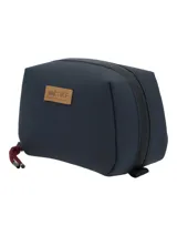 Neceser de color azul marino, con forma rectangular y bordes redondeados. Presenta un parche de cuero marrón con el logo 'RKF' grabado en el frente y un tirador de cordón trenzado rojo y negro en el cierre.