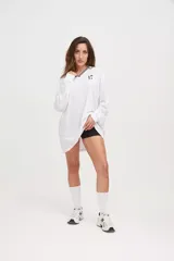 Camiseta blanca oversize de manga larga con cuello en V y número 17 estampado en el pecho.