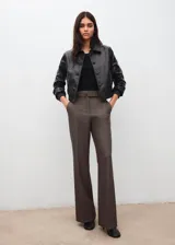 Pantalon de vestir de talle alto y corte recto color marron, con bolsillos laterales y presillas para cinturon e incluye un cinturon a tono.