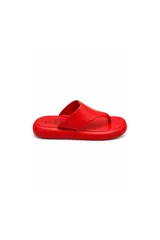Sandalias tipo ojota Piece of Cake modelo Beru de color rojo, con plataforma baja y diseño de tira ancha.