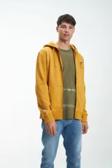 Canguro color mostaza con cierre metálico, capucha y arte bordado en el pecho.