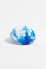 Pulsera rígida en forma de caracola de resina color azul y blanco.