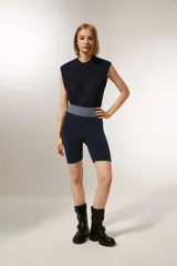 Short de calce alto, color azul marino con lurex dorado y cintura elástica gris.