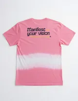 Remera de manga corta con efecto batik en tono azul y blanco, cuello redondo y logo pequeño estampado en el pecho.