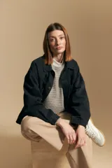 Sweater color crema con mangas abullonadas y puños elastizados. Presenta una textura tejida en relieve con patrón de ladrillos en el cuerpo y rayas horizontales en las mangas.