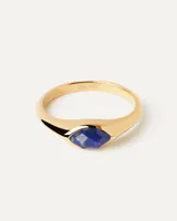 Anillo de plata bañada en oro con piedra azul facetada en forma de ojo de gato.