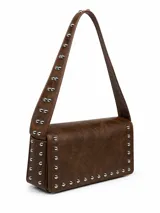 Bolso estilo bandolera marrón de cuerina con textura desgastada, decorado con tachas metálicas plateadas en los bordes y en la tira para el hombro.
