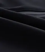 Campera negra de poliéster con cuello mediano, cierre por cremallera, manga larga con ajustes y bolsillos. Cuenta con tecnología repelente al agua.